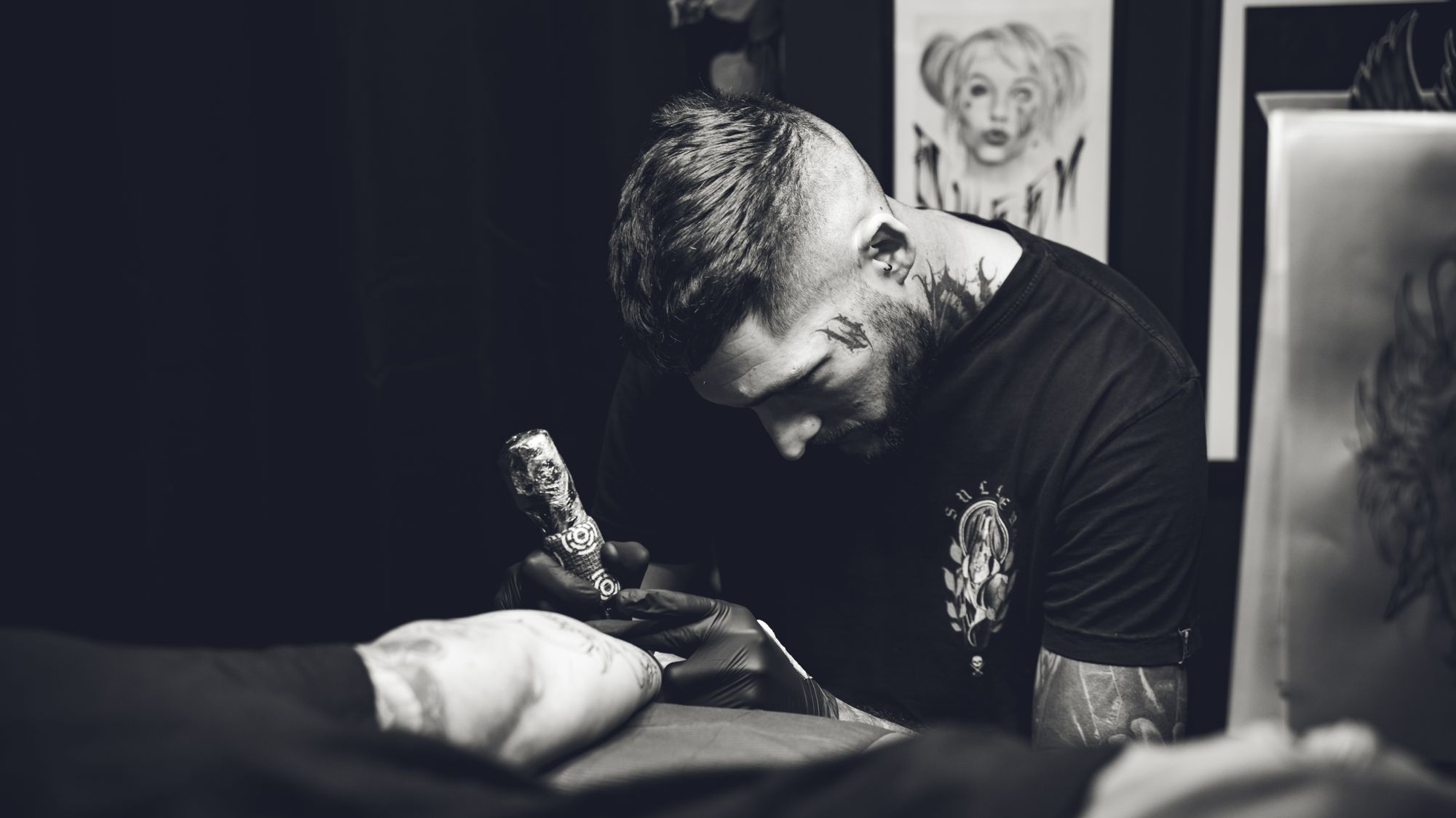 Tattoo-Artist bei der Arbeit im Studio